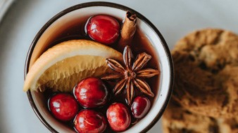 Weihnachtsmarkt 2020: Tassen für Glühwein, Punsch und Co.