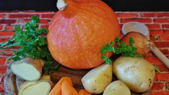 Suppe meets Emaille – so servieren Fashionistas Suppen im Herbst