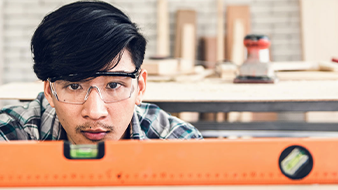 Mit Wasserwaage und Zollstock: jetzt Bilder aufhängen wie ein Profi