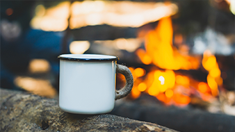 Osterfeuer & Emailletassen sind Kult – die Feiertage können kommen