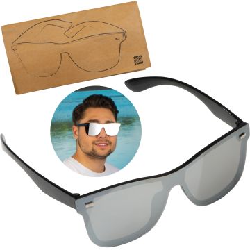 Sonnenbrille mit verspiegelten Gläsern Sonnenbrille mit verspiegelten Gläsern