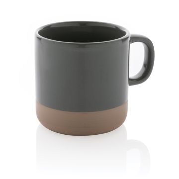Becher aus glasiertem Keramik Becher aus glasiertem Keramik