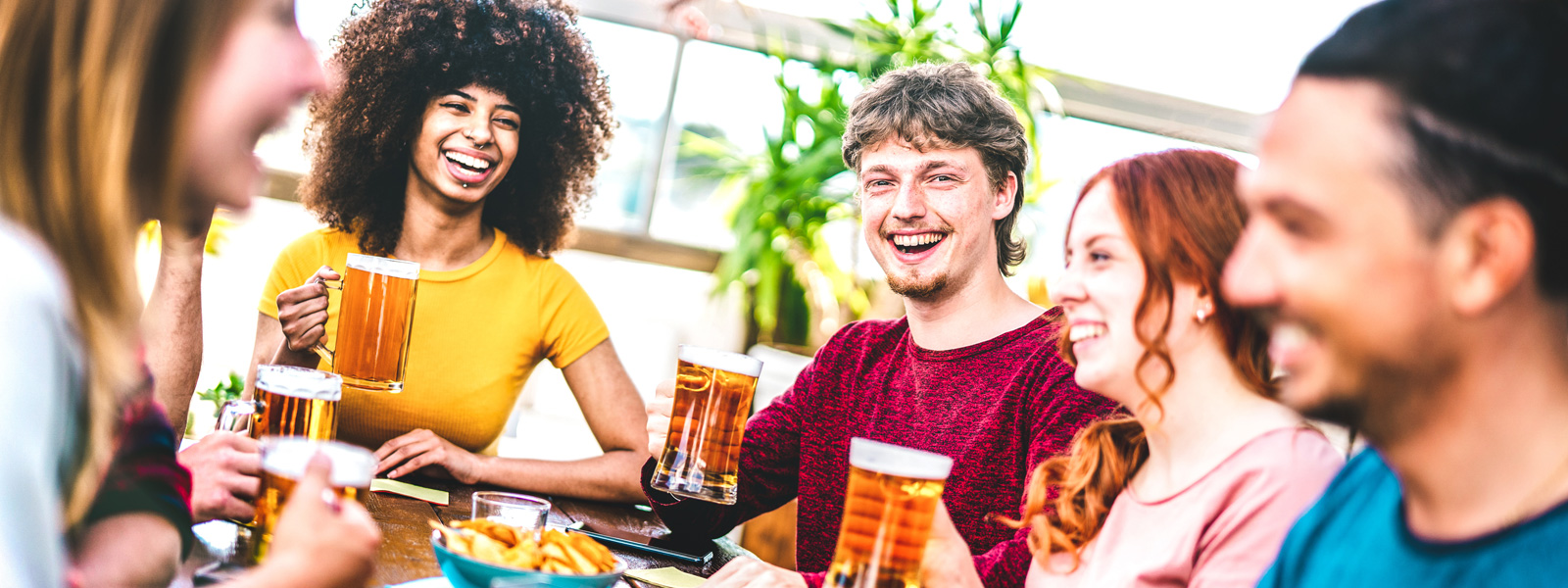 Von Anstoßen über Bierkrug bis Z’ammraufen: Das gilt im Biergarten