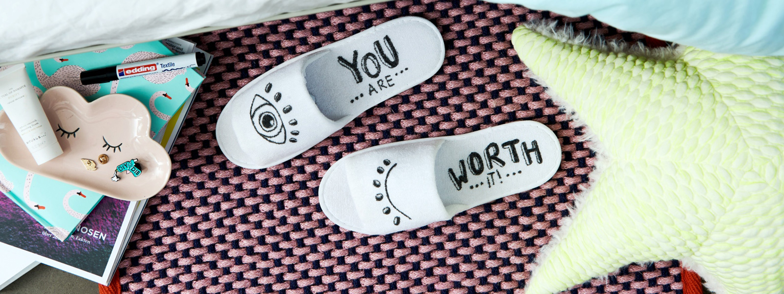 Schlichte Wellness-Slipper mit edding 4500 Textilmarker aufpeppen