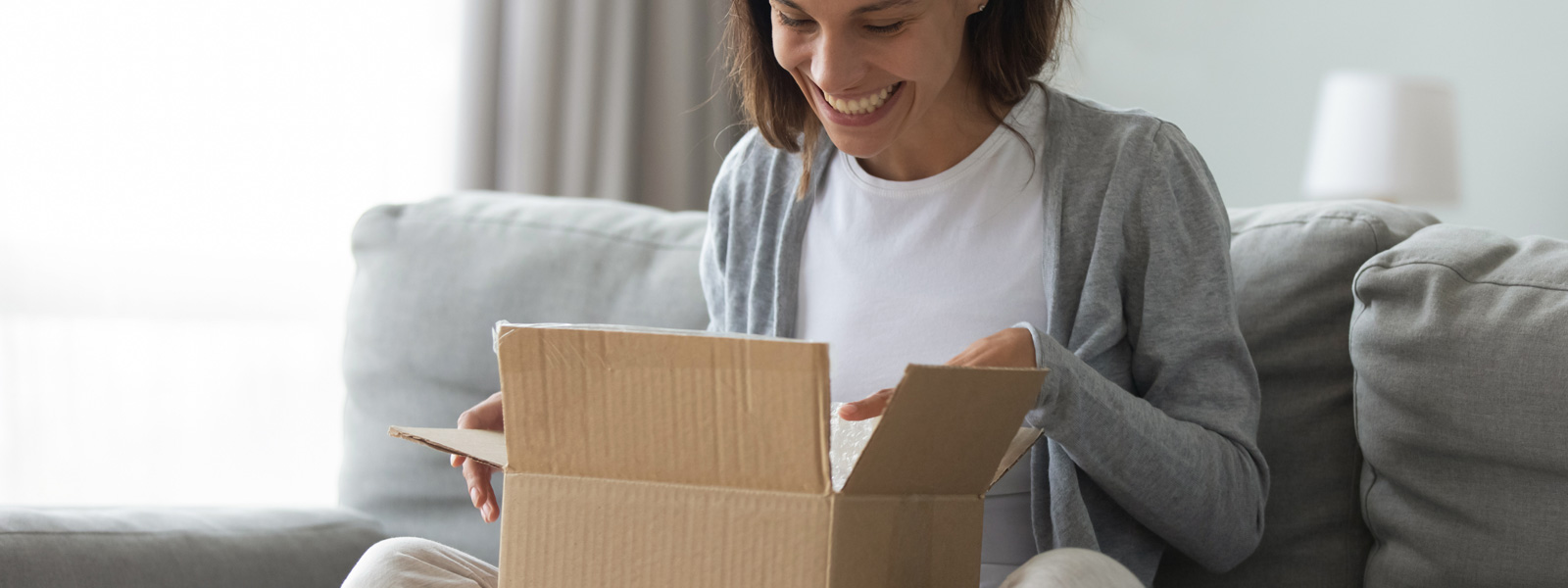 Mitarbeitende allein zu Haus: Home-Office Kit von ANYBRAND verschicken