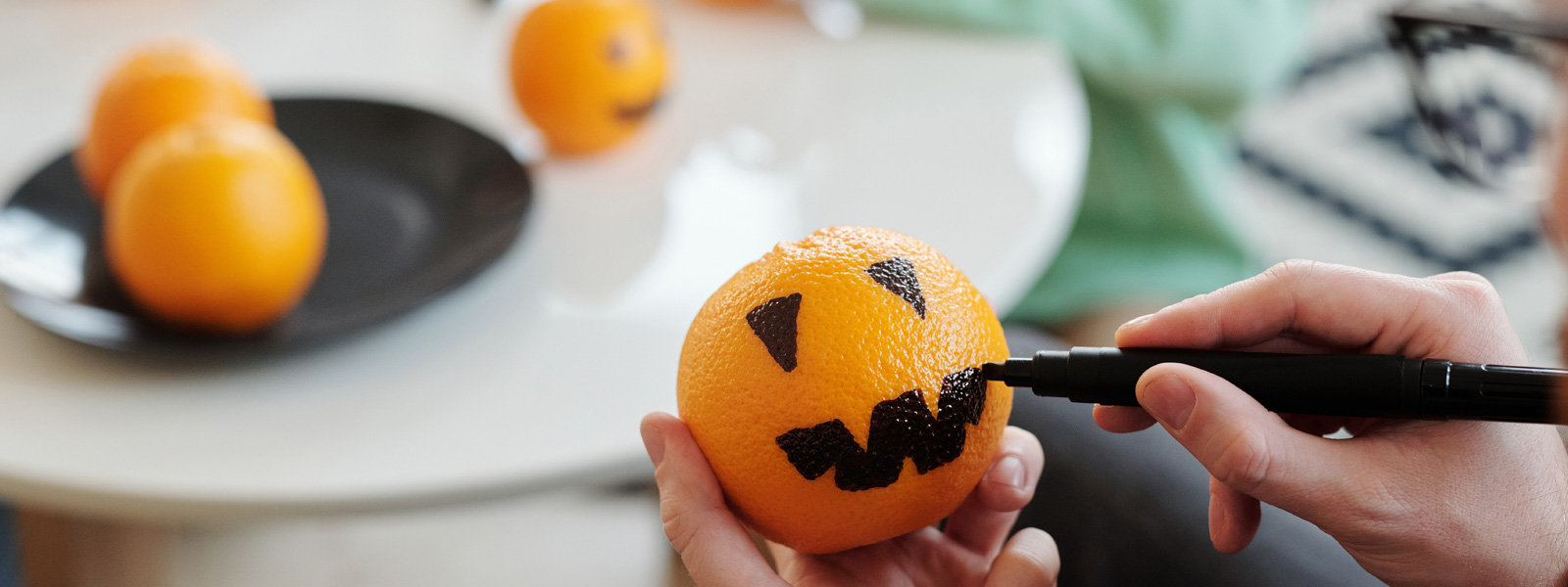 Happy Halloween trotz Corona: Kürbis bemalen mit Staedtler Marker