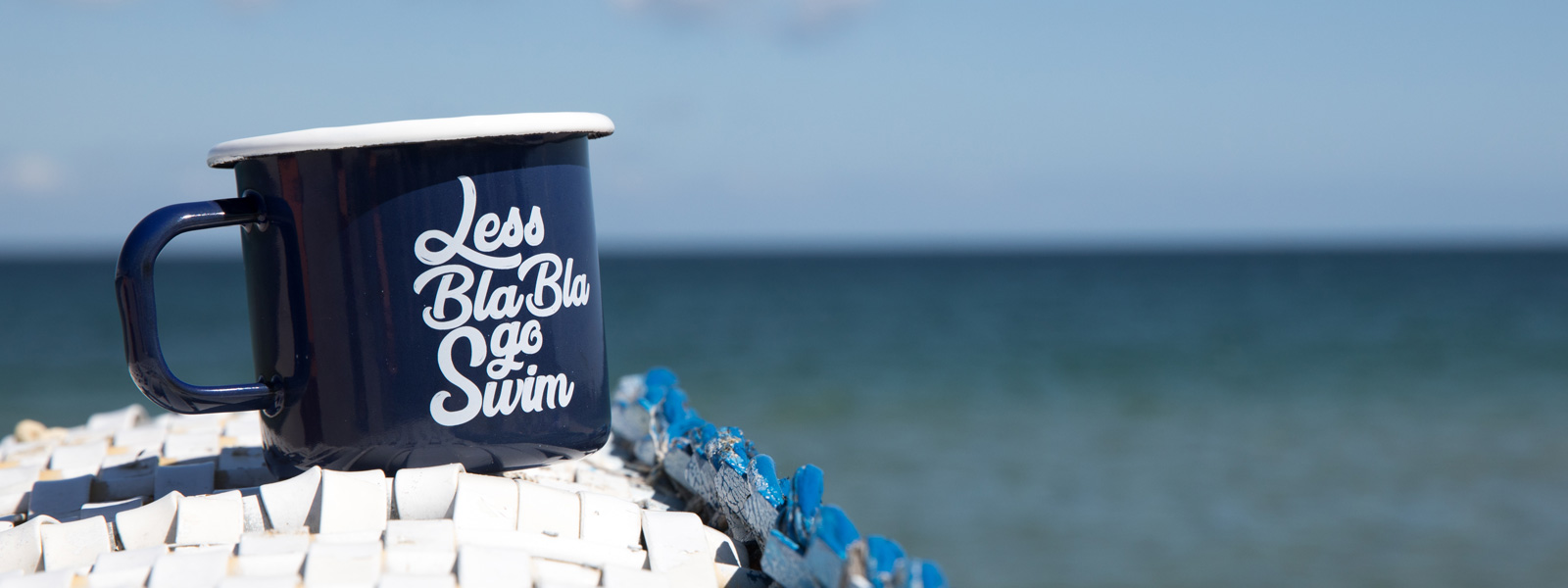 Für coole Sommer-Abenteuer am Wasser: Emailletasse mit Logo