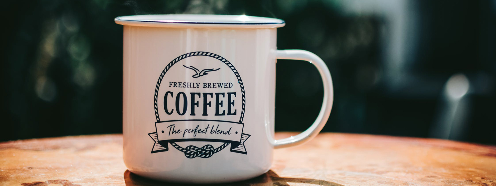 Kaffee kochen auf dem Gaskocher in der Emailletasse – so geht’s