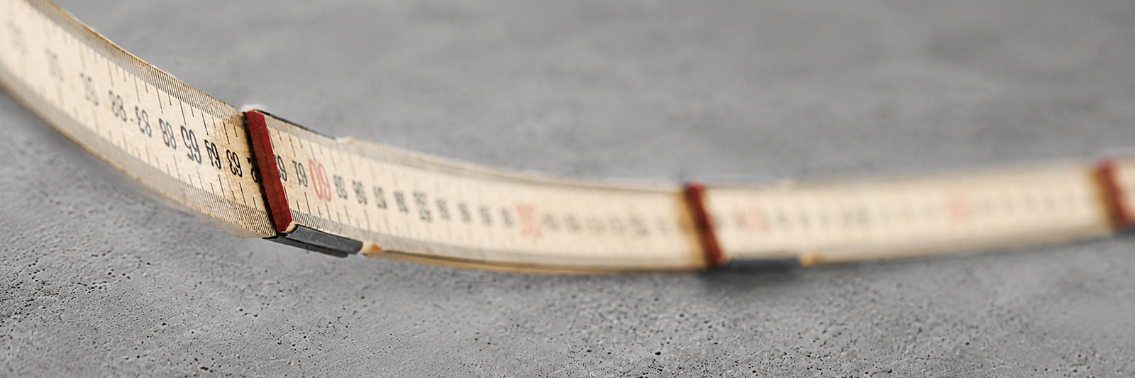 Hultafors Schwedenmeter aus Glasbirke biegsam zu einem Bogen gebogen