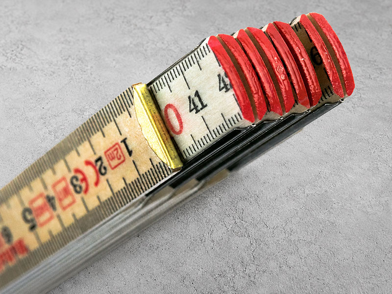 Rote Enden des Hultafors Schwedenmeters im Detail