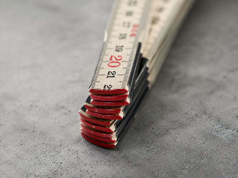 Zusammengelegter Hultafors Schwedenmeter mit roten Enden und CE-Zeichen