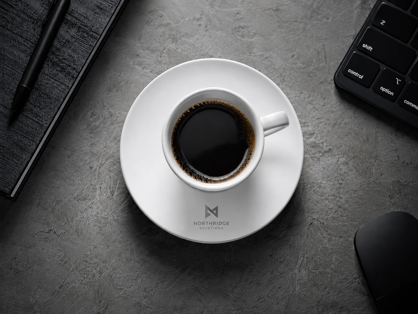 Kaffeetasse mit Untertasse und Firmenlogo im Gastronomieeinsatz